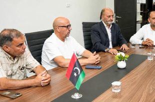 رئيس لجنة إدارة جهاز الإمداد الطبي ومدير عام مستشفى طرابلس الجامعي خلال اجتماع لمناقشة انقطاعات خدمات التصوير الطبي والطب النووي واحتياجات الصيانة والتشغيل.