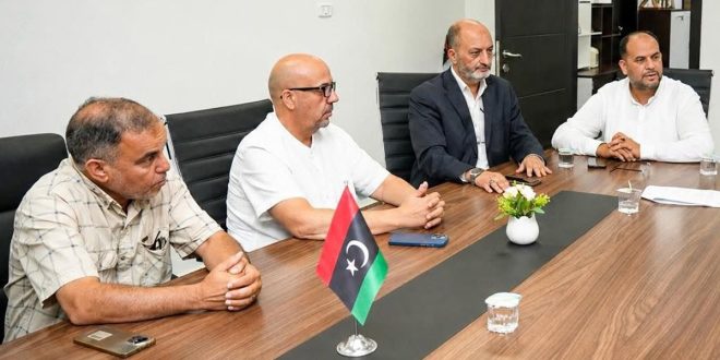 رئيس لجنة إدارة جهاز الإمداد الطبي ومدير عام مستشفى طرابلس الجامعي خلال اجتماع لمناقشة انقطاعات خدمات التصوير الطبي والطب النووي واحتياجات الصيانة والتشغيل.