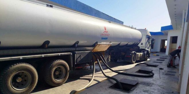 شاحنات تتزود بالوقود من المحطات المتنقلة التابعة لشركة البريقة