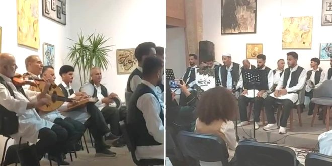 لقطة مقسمة لفرقة «البردة» للمدايح والإنشاد من مدينة درنة أثناء تقديمها أداءً موسيقياً وروحانياً على المسرح بحضور الجمهور داخل مؤسسة براح للثقافة والفنون.