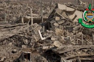 دمار واسع في قطاع غزة يظهره ركام المباني المهدمة، مع ظهور شعار حركة حماس في الزاوية العليا للصورة.