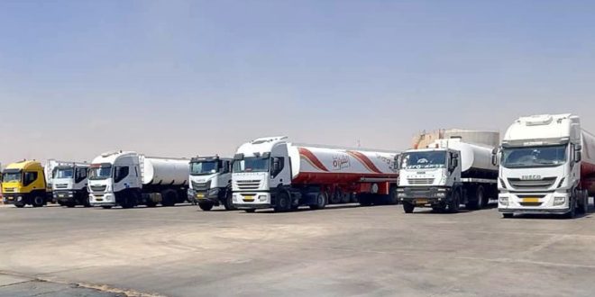 ناقلة نفط ترسو في أحد الموانئ الليبية أثناء عمليات تفريغ شحنات الوقود والمشتقات النفطية.