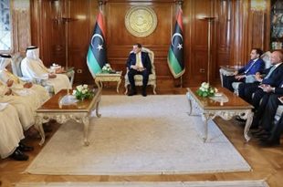 رئيس حكومة الوحدة الوطنية عبدالحميد الدبيبة خلال لقائه وزير الدولة بوزارة الخارجية القطرية محمد بن عبدالعزيز الخليفي