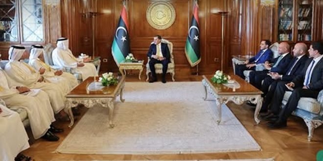 رئيس حكومة الوحدة الوطنية عبدالحميد الدبيبة خلال لقائه وزير الدولة بوزارة الخارجية القطرية محمد بن عبدالعزيز الخليفي
