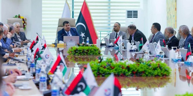 رئيس مؤسسة النفط مسعود سليمان خلال الاجتماع الفني والمالي مع الشركة العامة لنقل وتوزيع الغاز
