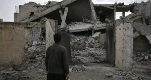 عائلة ليبية تنزح بسيارة قديمة مكدسة بالأمتعة، مشهد مؤثر يعكس معاناة النزوح الداخلي في ليبيا.