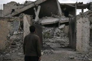عائلة ليبية تنزح بسيارة قديمة مكدسة بالأمتعة، مشهد مؤثر يعكس معاناة النزوح الداخلي في ليبيا.
