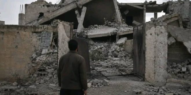 عائلة ليبية تنزح بسيارة قديمة مكدسة بالأمتعة، مشهد مؤثر يعكس معاناة النزوح الداخلي في ليبيا.