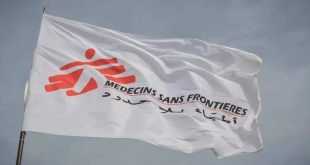 شعار منظمة أطباء بلا حدود مع خلفية لغزة