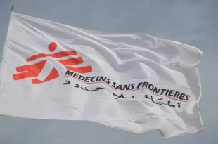 شعار منظمة أطباء بلا حدود مع خلفية لغزة