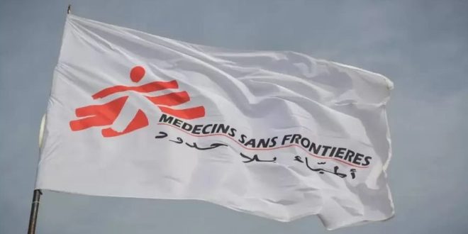 شعار منظمة أطباء بلا حدود مع خلفية لغزة