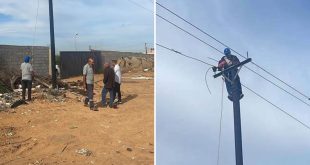 عمال الشركة العامة للكهرباء أثناء إصلاح أعطال الشبكة في تاجوراء
