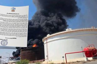 صورة لحريق واشتعال خزان وقود في مستودع الزاوية النفطي مع تصاعد أعمدة الدخان الأسود الكثيف، وتظهر بجانبها صورة لبيان الصادر عن جهاز حرس المنشآت النفطية.
