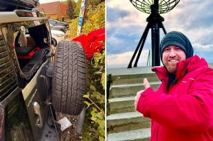 صورة مركبة تجمع بين الرحالة الليبي عمر الطيرة يبتسم ويرتدي سترة حمراء أمام مجسم الكرة الأرضية في نورث كاب بالنرويج، وصورة أخرى للزجاج الخلفي المكسور لسيارته بعد تعرضها للسرقة في السويد