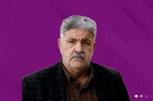 صورة بورتريه لـ "العنيزي" بشعر رمادي وشارب، يرتدي سترة داكنة على خلفية تصميمية باللون البنفسجي، مرافقة لشهادته حول ذاكرة المدينة وطقوس المولد النبوي
