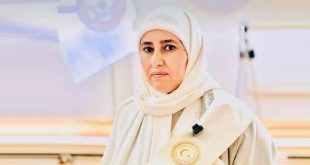 لعميدة بلدية زلطن الزائرة المقطوف وهي ترتدي حجاباً ورداءً تقليدياً أبيض، ويظهر على الكتف وشاح يحمل شعاراً رسمياً.