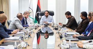 يس هيئة الرقابة الإدارية عبد الله قادربوه يترأس اجتماعاً حول طاولة اجتماعات بيضاوية طوالية تضم عدداً من أعضاء ورؤساء اللجان الرقابية، وخلفه العلم الليبي وشعار هيئة الرقابة الإدارية.