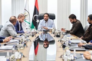 يس هيئة الرقابة الإدارية عبد الله قادربوه يترأس اجتماعاً حول طاولة اجتماعات بيضاوية طوالية تضم عدداً من أعضاء ورؤساء اللجان الرقابية، وخلفه العلم الليبي وشعار هيئة الرقابة الإدارية.