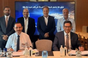 صورة لمراسم توقيع اتفاقية بين مسئولين من شركة ليبيا للاتصالات والتقنية "LTT" والمنظمة العربية للاتصالات الفضائية "عرب سات"، حيث يجلس شخصان على طاولة توقيع العقود وأمامهما المستندات، وخلفهما أربعة من المسئولين يقفون أمام شاشة عرض مكتوب عليها "توقيع عقد استئجار السعات... على القمر عرب سات 6A".