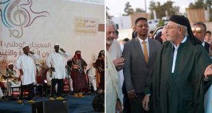 صورة مقسمة إلى لوحتين من حفل افتتاح المهرجان الوطني للفنون الشعبية في غريان. على اليمين، يظهر وفد رسمي يتقدمه رجل بالزي التقليدي الأخضر يتحدث، وبجانبه آخر ببدلة رمادية وربطة عنق. على اليسار، عرض لفرقة شعبية تقدم رقصاً تراثياً على المسرح، مع عازف عود جالس، وخلفهم لافتة المهرجان بالعربية والإنجليزية