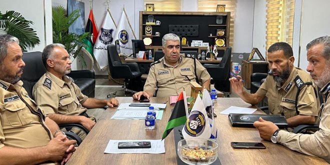 جانب من اجتماع الإدارة العامة للمرور والترخيص لمناقشة تنفيذ ضوابط مدارس تعليم القيادة