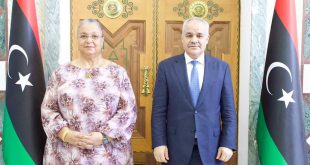 محافظ مصرف ليبيا المركزي ناجي عيسى خلال لقائه الممثلة الأممية هانا تيته لبحث الأوضاع الاقتصادية والمالية في ليبيا