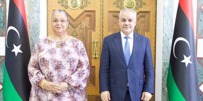 محافظ مصرف ليبيا المركزي ناجي عيسى خلال لقائه الممثلة الأممية هانا تيته لبحث الأوضاع الاقتصادية والمالية في ليبيا