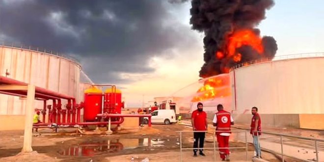 ألسنة اللهب والدخان الأسود الكثيف تتصاعد من خزان وقود مشتعل داخل مصفاة الزاوية