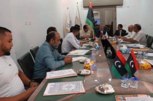 جانب من اجتماع مسؤولين وممثلي مكاتب الإحالة بديوان وزارة السياحة لمناقشة التضخم الوظيفي وتنظيم الملاكات الإدارية.