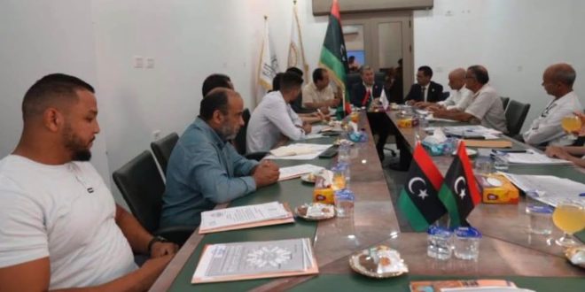 جانب من اجتماع مسؤولين وممثلي مكاتب الإحالة بديوان وزارة السياحة لمناقشة التضخم الوظيفي وتنظيم الملاكات الإدارية.