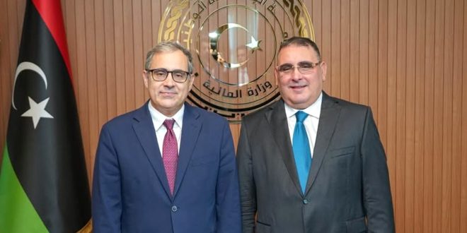وزير المالية راشد أبوغفه خلال لقائه كبير المستشارين للشؤون السياسية الليبية بوزارة الخارجية الأميركية جيرمي برنت في طرابلس.