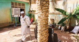 رجل مسن في السودان يرتدي الزي التقليدي