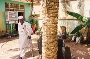 رجل مسن في السودان يرتدي الزي التقليدي