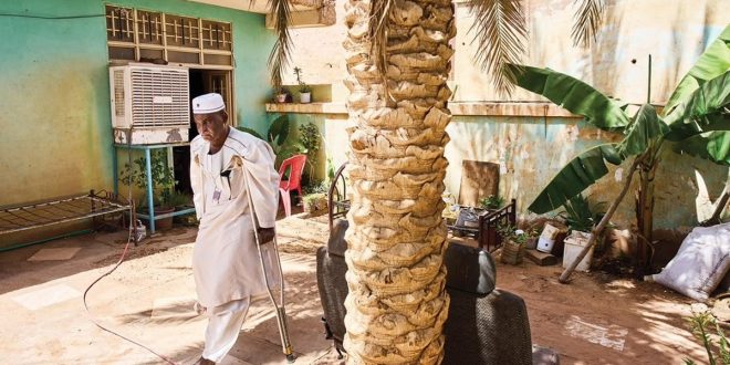 رجل مسن في السودان يرتدي الزي التقليدي
