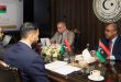 وزير النفط والغاز خليفة رجب عبدالصادق ووزير الاقتصاد والتجارة سهيل بوشيحة يجلسان حول طاولة اجتماعات مع مسؤولين آخرين،