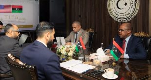 وزير النفط والغاز خليفة رجب عبدالصادق ووزير الاقتصاد والتجارة سهيل بوشيحة يجلسان حول طاولة اجتماعات مع مسؤولين آخرين،