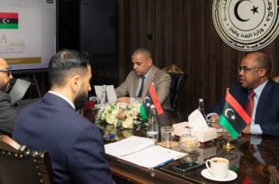 وزير النفط والغاز خليفة رجب عبدالصادق ووزير الاقتصاد والتجارة سهيل بوشيحة يجلسان حول طاولة اجتماعات مع مسؤولين آخرين،