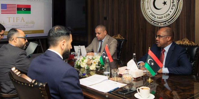 وزير النفط والغاز خليفة رجب عبدالصادق ووزير الاقتصاد والتجارة سهيل بوشيحة يجلسان حول طاولة اجتماعات مع مسؤولين آخرين،