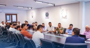 وزير الصحة خلال لقاء مع صيادلة حديثي التخرج لمناقشة تطوير منظومة الرقابة الدوائية في ليبيا