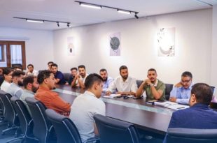 وزير الصحة خلال لقاء مع صيادلة حديثي التخرج لمناقشة تطوير منظومة الرقابة الدوائية في ليبيا