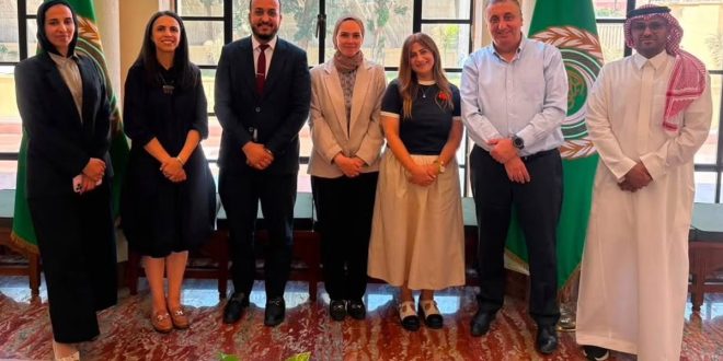 صورة جماعية لمحمد خبليل، مدير إدارة المبادرات والمشاريع بوزارة الشباب الليبية، مع وفود عربية أخرى في مقر جامعة الدول العربية بالقاهرة،