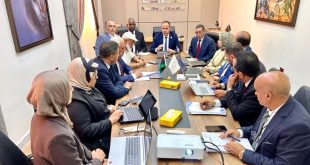 وزير التربية والتعليم الدكتور محمد القريو خلال اجتماع مع مسؤولي الوزارة لمناقشة تطوير السياسات التعليمية واستراتيجيات التوظيف