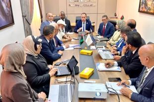 وزير التربية والتعليم الدكتور محمد القريو خلال اجتماع مع مسؤولي الوزارة لمناقشة تطوير السياسات التعليمية واستراتيجيات التوظيف