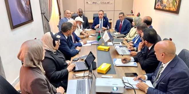 وزير التربية والتعليم الدكتور محمد القريو خلال اجتماع مع مسؤولي الوزارة لمناقشة تطوير السياسات التعليمية واستراتيجيات التوظيف