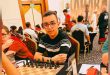 لاعب المنتخب الوطني للشطرنج توفيق الكويري يرتدي نظارة ويجلس أمام رقعة الشطرنج خلال مشاركته في البطولة العربية للشطرنج الخاطف تحت 16 عاماً بالقاهرة.