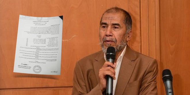 صورة لأخصائي المبيدات سالم الشبلي يتحدث عبر الميكروفون وإلى جانبه وثيقة قرار وزارة الزراعة بشأن المبيدات.