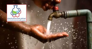 ​"صورة توضيحية لماء يتدفق من صنبور على اليدين، يظهر بجانبها شعار المركز الليبي المتقدم للتحاليل الكيميائية، تعبيراً عن خبر دراسة تلوث مياه المساجد بتاجوراء."