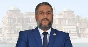 صورة شخصية رسمية للخبير الاقتصادي والمالي الليبي سامح الكانوني، بملامح جادة وسترة زرقاء داكنة، أمام خلفية باهتة لقصر الخلد في طرابلس. الصورة مخصصة لمنصة الصباح الإخبارية لتغطية تصريحاته حول أزمة سوق الصرف الليبي.