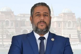 صورة شخصية رسمية للخبير الاقتصادي والمالي الليبي سامح الكانوني، بملامح جادة وسترة زرقاء داكنة، أمام خلفية باهتة لقصر الخلد في طرابلس. الصورة مخصصة لمنصة الصباح الإخبارية لتغطية تصريحاته حول أزمة سوق الصرف الليبي.