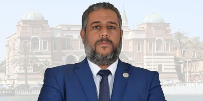 صورة شخصية رسمية للخبير الاقتصادي والمالي الليبي سامح الكانوني، بملامح جادة وسترة زرقاء داكنة، أمام خلفية باهتة لقصر الخلد في طرابلس. الصورة مخصصة لمنصة الصباح الإخبارية لتغطية تصريحاته حول أزمة سوق الصرف الليبي.